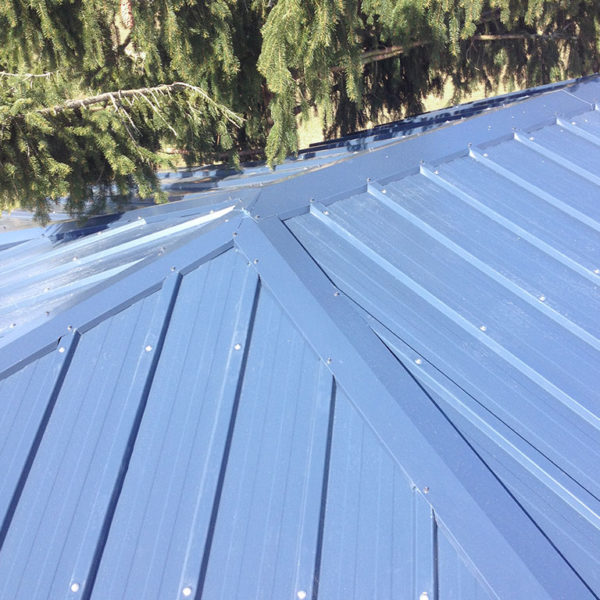 Cabane dans les arbres : détail toiture en acier