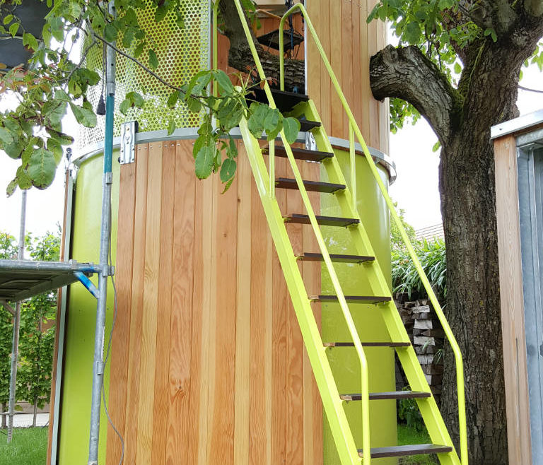 Structure métallique, bardage et tuiles en Mélèze